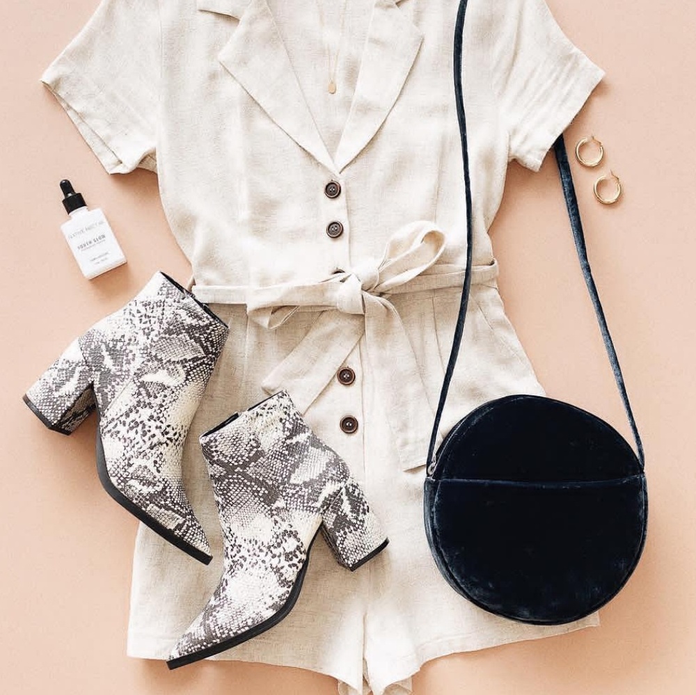🚨//Coachella Collection// Snake print Bootie - Picture 1 of 6